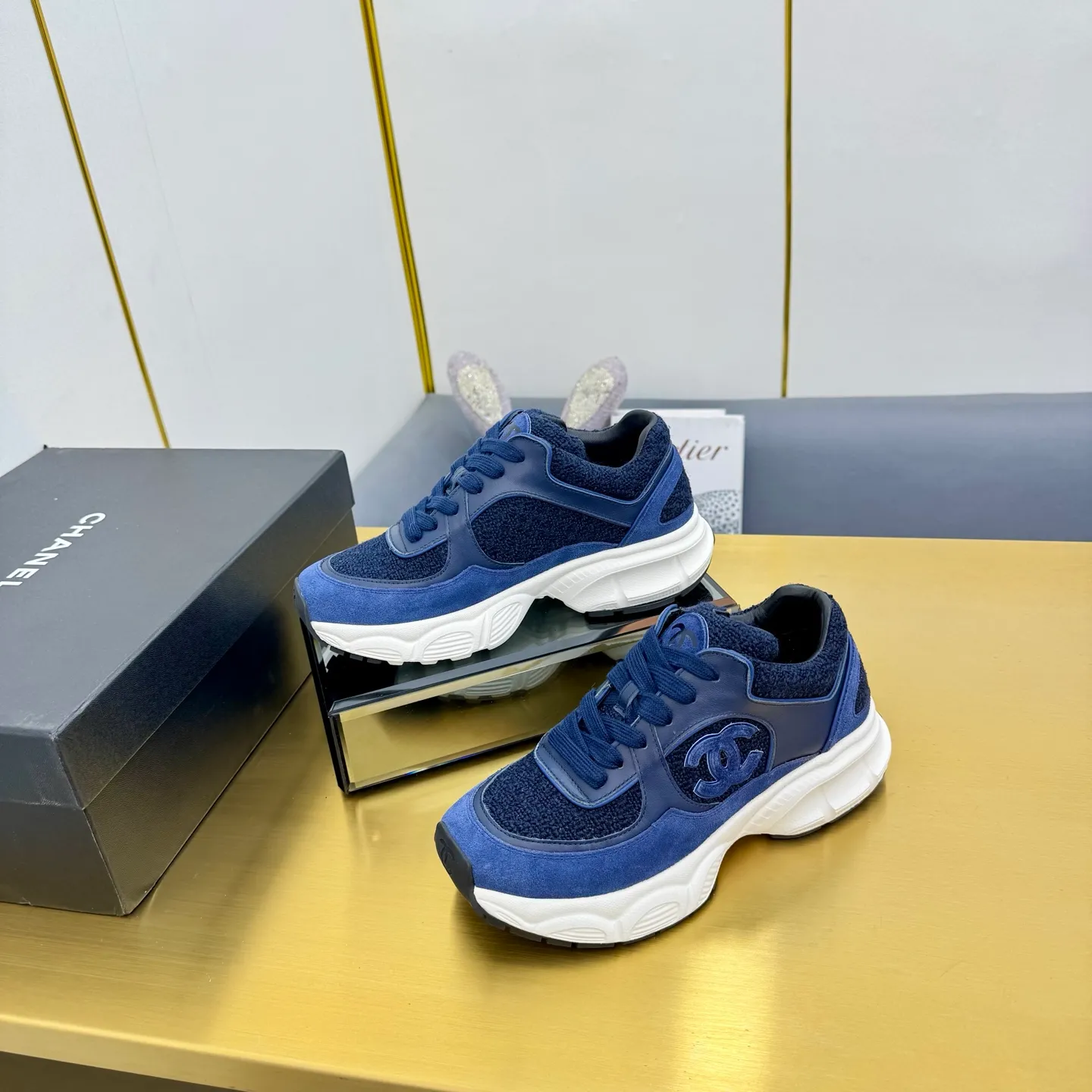p700🐮🐮Upgraded version, upgraded version, upgraded version! No rebuttal accepted! ! ! ! Chanel Chanel dad shoes, couples' model for men and women - 2025 top casual sneakers in the counter. This classic design; the upper is electro-embroidered with various techniques; ❷The inner lining is made of: original Yangli + net ❸The outsole is based on: the original TPU combination outsole. The full set of boutique packaging for women 35–41